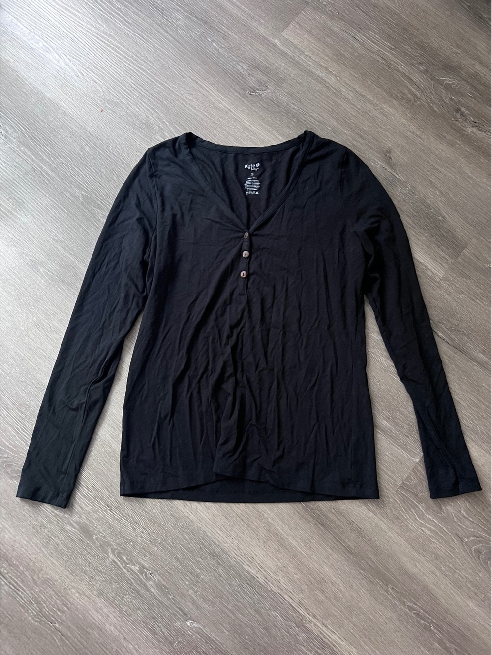 Kyte Baby Womens Black long sleeve button-front top Henley